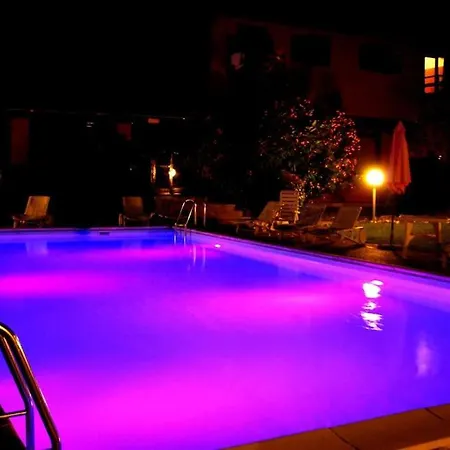 Holiday home — Pool — Idro